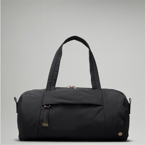 Lululemon on my level barrel duffle bag 16L black/gold